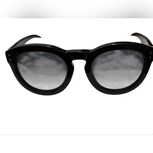 Henri Bendel Sunglasses With Case EUC